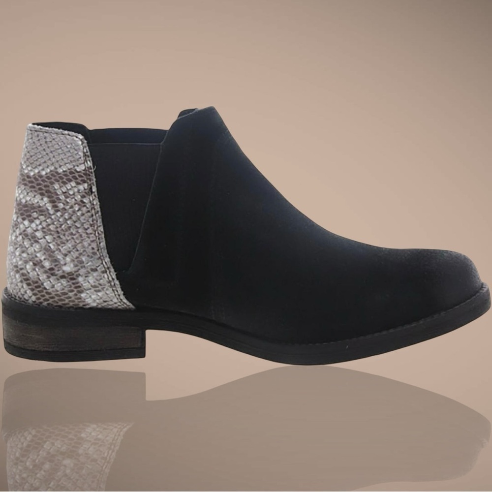 NWOT Clarks ‘Demi Beat’ Genuine Suede Pull-On Chelsea Boots in Black Snakeskin 6
